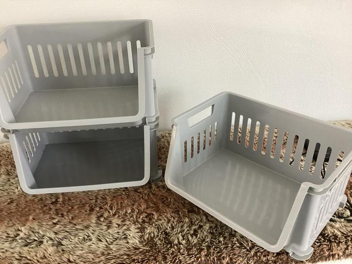 Stevige stapelbare opbergboxen - Grijs kunststof, Huis en Inrichting, Woonaccessoires | Schalen en Manden, Gebruikt, Mand, Rechthoekig