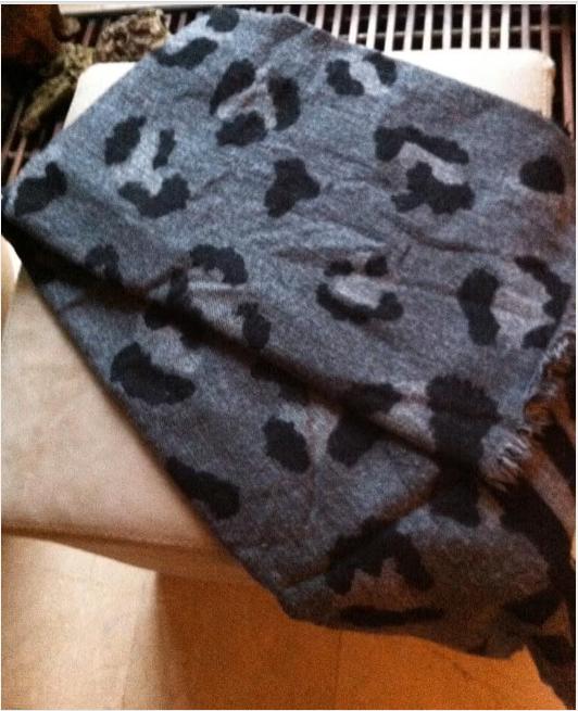 Dames omslagdoek grijs/zwart, Ophalen of Verzenden, Zo goed als nieuw, Maat 46/48 (XL) of groter, Sjaal