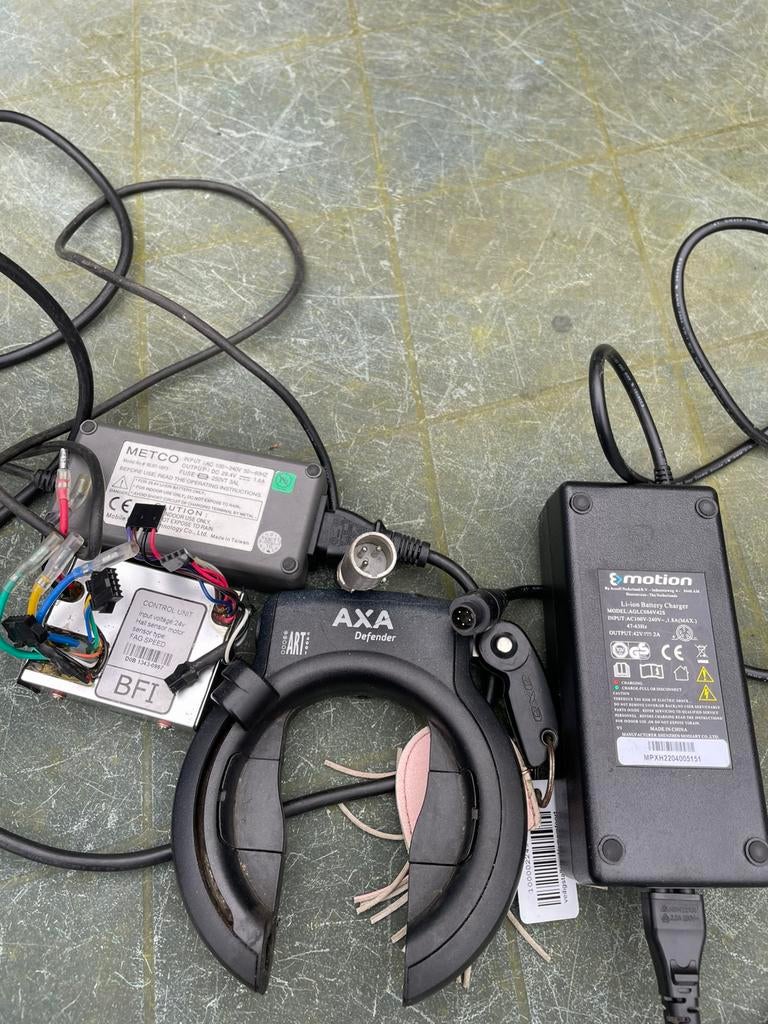 Cortina/batavus/sparta 24V&36V oplader - control - Ringslot, Ophalen of Verzenden, Zo goed als nieuw