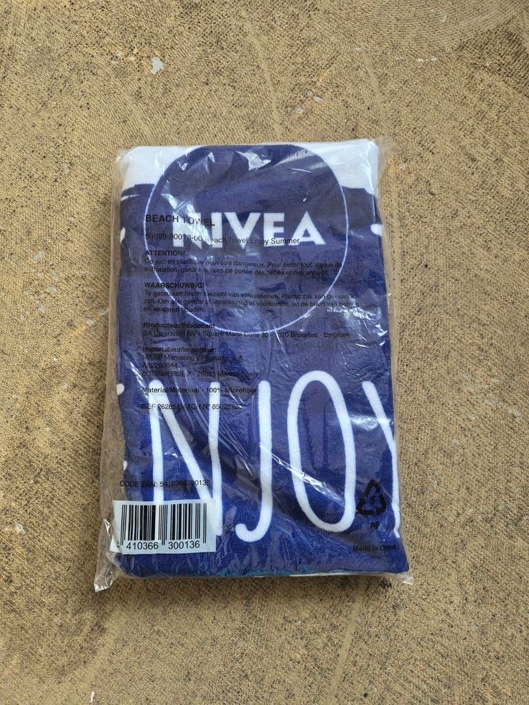 Nieuwe Nivea handdoek in verpakking, Ophalen of Verzenden, Nieuw, Blauw, Handdoek