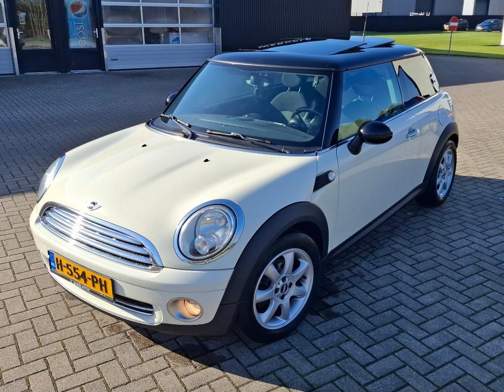 Mini 1.6 16V Cooper 2009creme/zwart panoramadak,APK maart 27, Auto's, Mini, Particulier, Cooper, Benzine, B, Hatchback, Handgeschakeld