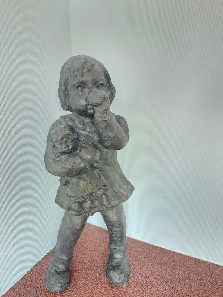 Beeld: Meisje met pop, duimend, 50 cm hoog van Geert Kunen, Ophalen, 50 - 100 cm, Handgemaakt, Steen of Keramiek