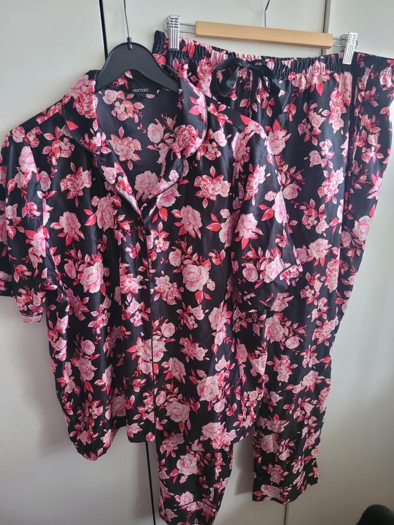 Zwarte satijnen pyjama met roze bloemenprint, Kleding | Dames, Pyjama's, Esmara, Ophalen of Verzenden, Zo goed als nieuw, Maat 46/48 (XL) of groter