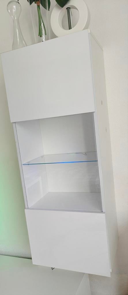 Witte hangende wandkast met een glazen plank., Huis en Inrichting, Kasten | Wandmeubels, Ophalen of Verzenden