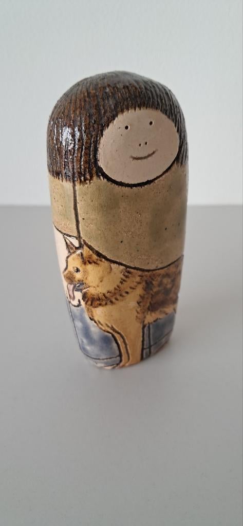 Irene Maas beeldje - vrouw met herdershond -  nr. 118, Antiek en Kunst, Antiek | Keramiek en Aardewerk, Ophalen of Verzenden