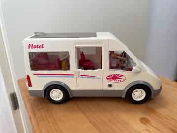 Mooie hotelbus met bijbehorende poppetjes en accessoires beschikbaar voor biedingen