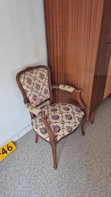 Antieke fauteuil met bloemmotief beschikbaar voor biedingen