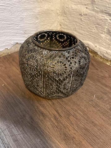 Mooie metalen theelichthouder beschikbaar voor biedingen