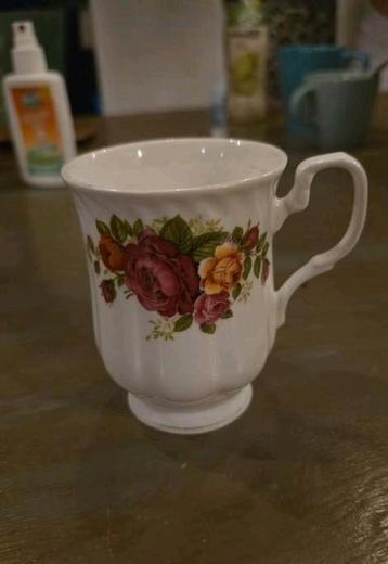 GEZOCHT: Royal Southampton Bone China Mok met Rozen beschikbaar voor biedingen