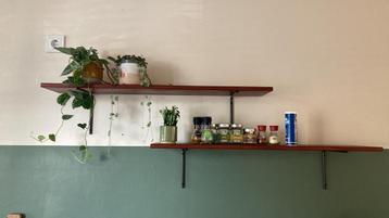2 eiken wandplanken – 1 meter – met metalen beugels beschikbaar voor biedingen