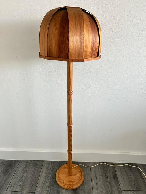 GB Solbackens Svarveri Fineer Pijnboom Vloerlamp (197, Huis en Inrichting, Lampen | Vloerlampen, Gebruikt, 100 tot 150 cm, Hout