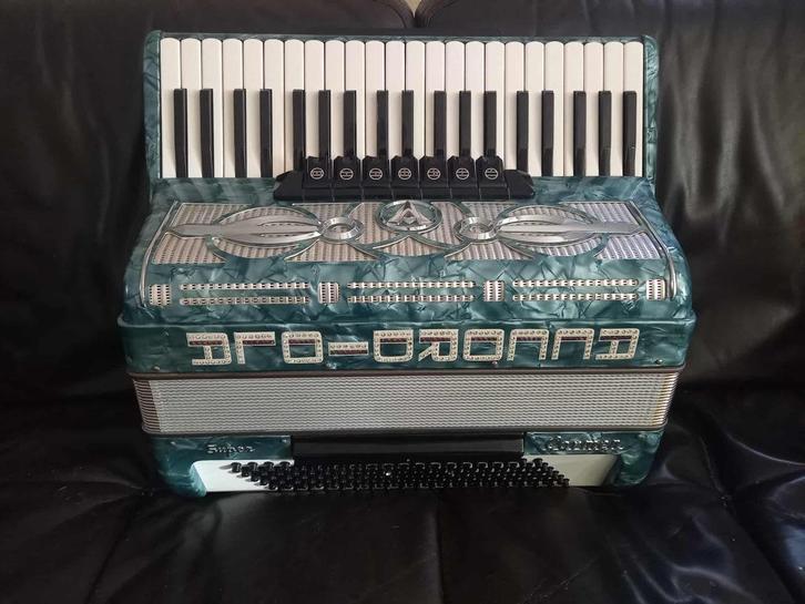 Accordiola 4 korige Super Carmen, Muziek en Instrumenten, Accordeons, Zo goed als nieuw, Toetsaccordeon, 120-bas, Accordiola, Met koffer