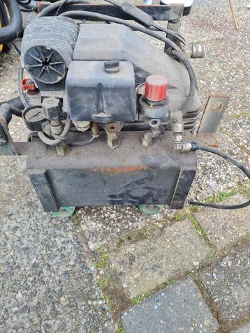 Kleine goedwerkende compressor op wielen. Slangen dienen all beschikbaar voor biedingen