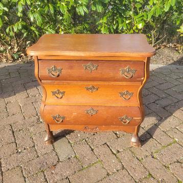 Antiek eiken buikkastje met 3 laden — sierlijk model
 beschikbaar voor biedingen