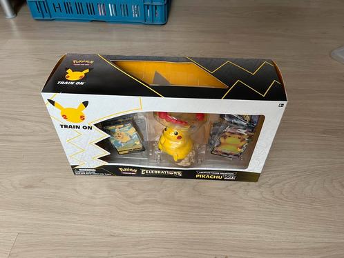 Celebrations Premium figure collection Pikachu Vmax, Hobby en Vrije tijd, Verzamelkaartspellen | Pokémon, Nieuw, Boosterbox, Foil