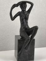 Brons sculptuur naakte vrouw op sokkel gesigneerd LM, Antiek en Kunst, Ophalen of Verzenden