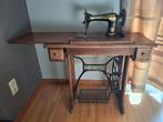 Singer naaimachine op tafel, Ophalen