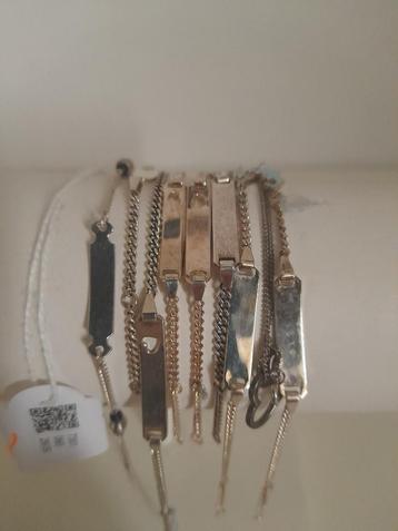 8 enkelbandjes met naamplaatjes 10,5, 15, 16 cm.  beschikbaar voor biedingen