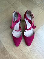 Rode suede hakken met elastieke band maat 39, Kleding | Dames, Schoenen, Pumps, Ophalen of Verzenden, Gedragen, Rood