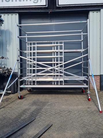 Opruiming nooit gebruikte aluminium rolsteiger 8.2M werkhoog beschikbaar voor biedingen