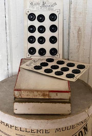 Brocante oud doosje met knopen beschikbaar voor biedingen