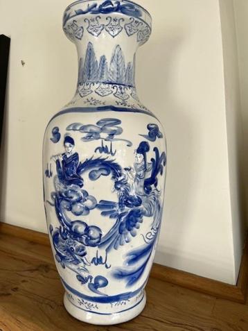 Grote oude Chinese vaas beschikbaar voor biedingen