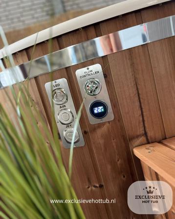 Exclusieve hottub met zeshoek externe kachel beschikbaar voor biedingen