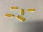 Lego scharnier tegel 1x2 1/2 met 2 vingers bovenop geel (1), Kinderen en Baby's, Speelgoed | Duplo en Lego, Gebruikt, Ophalen of Verzenden