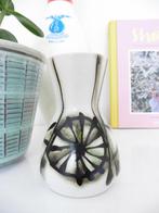 Vaasje handpainted Israel retro vintage groen jaren 70, Huis en Inrichting, Woonaccessoires | Vazen, Gebruikt, Aardewerk of Porselein