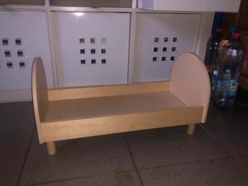 Poppen bed ledikantje stoy beschikbaar voor biedingen