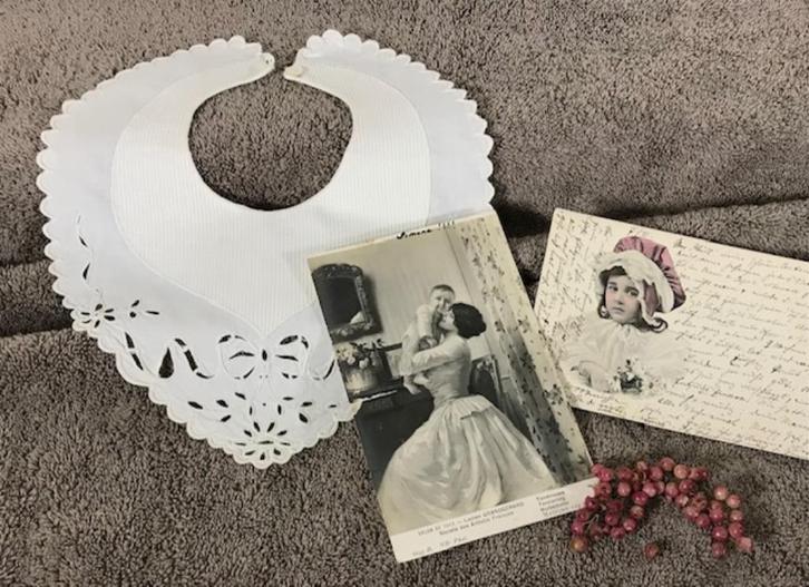 Antiek Frans doopslabbetje met Richelieu werk en schulp rand, Antiek en Kunst, Antiek | Kleding en Accessoires, Kinderen, Ophalen of Verzenden