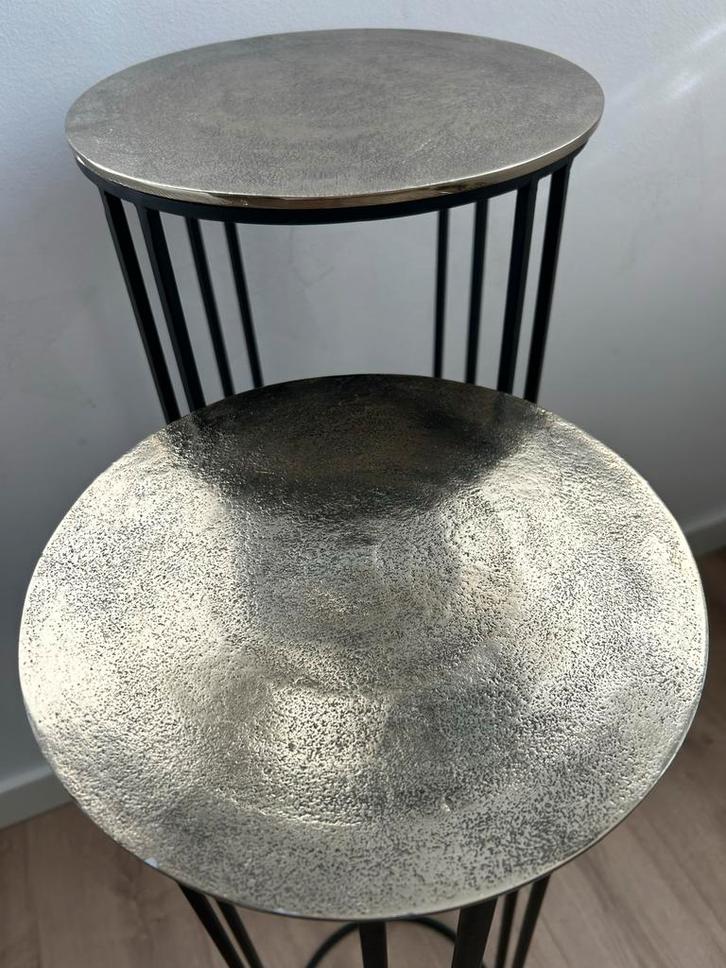 Richmond 2 Zwarte metalen pilaren met bronskleurig blad, Huis en Inrichting, Tafels | Bijzettafels, Gebruikt, Rond, 60 cm of meer