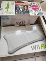 Nintendo Wii met WiiFit balance board en drie games, Ophalen, Gebruikt, Met 2 controllers, Met games