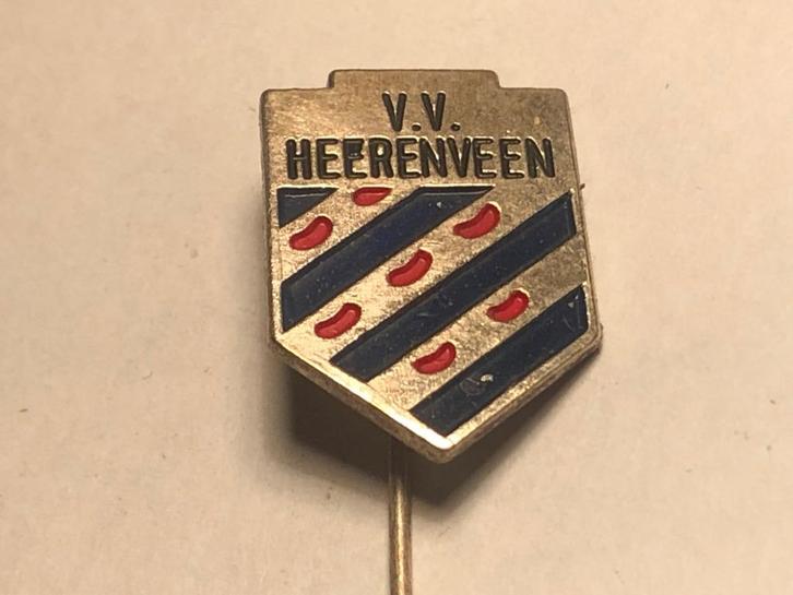 Metalen V.V. HEERENVEEN VOETBALCLUB Speld (Rood/Blauw)., Verzamelen, Speldjes, Pins en Buttons, Zo goed als nieuw, Speldje of Pin