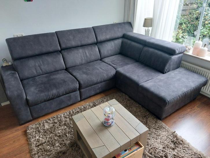 Antraciet hoekbank met relaxfunctie, Huis en Inrichting, Banken | Bankstellen, Zo goed als nieuw, Hoekbank, Vierpersoons of meer