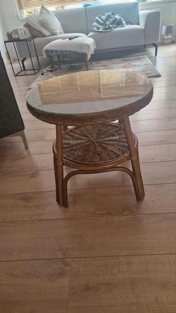 Vintage rotan (bijzet-)tafel net glasplaat beschikbaar voor biedingen