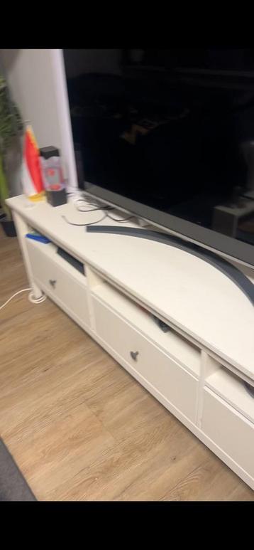 TV-tafel beschikbaar voor biedingen