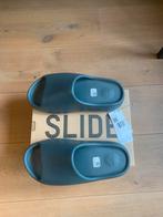 Yeezy Slide ‘Slate Marine’ maat 43, Kleding | Heren, Nieuw, Adidas Yeezy, Slippers, Ophalen of Verzenden