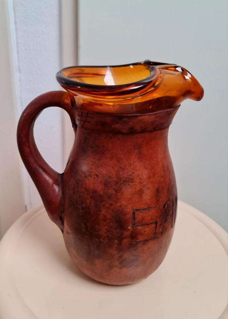 Artesania Raymon Sangria Karaf van leer + amberkleurig glas, Antiek en Kunst, Antiek | Glas en Kristal, Ophalen