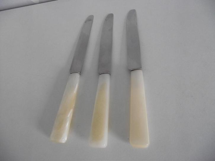 3 vintage RVS parelmoer diner mes 22,5cm plastic 1950-60 p s, Antiek en Kunst, Antiek | Bestek, Ophalen of Verzenden