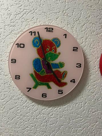Leuk wandklok met beerafbeelding beschikbaar voor biedingen