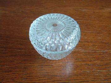 gave vintage glas bonbonniere met deksel beschikbaar voor biedingen