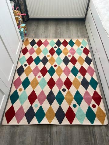 Kleurrijk vloerkleed met ruitpatroon beschikbaar voor biedingen