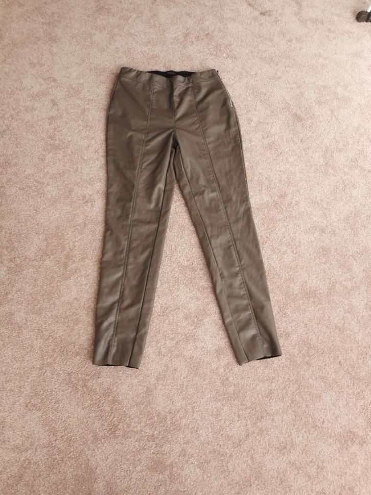Mooie vegan leer broek Marie Lund maat 40 Taupe kleur, Kleding | Dames, Broeken en Pantalons, Zo goed als nieuw, Maat 38/40 (M)