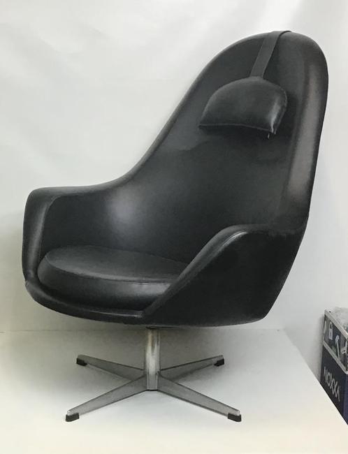 Vintage zwarte kunstleer draaifauteuil van Pastoe, Huis en Inrichting, Fauteuils, Gebruikt, Metaal, Stof, 50 tot 75 cm, Minder dan 75 cm