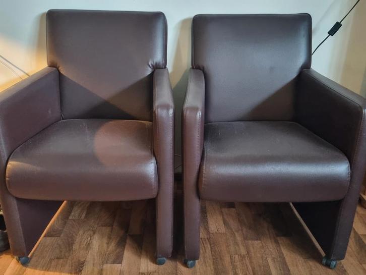Twee fijne fauteuils op wieltjes, kleur aubergine, Huis en Inrichting, Fauteuils, Zo goed als nieuw, Leer, 50 tot 75 cm, 75 tot 100 cm