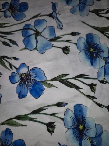 Blauwe  bloemetjes viscose stof 030 beschikbaar voor biedingen