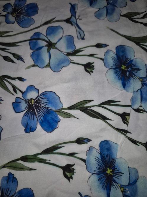 Blauwe  bloemetjes viscose stof 030, Hobby en Vrije tijd, Stoffen en Lappen, Nieuw, Katoen, 120 cm of meer, Blauw, Ophalen of Verzenden