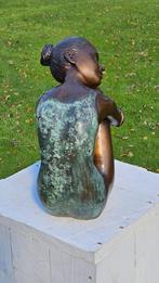 MEISJE ZITTEND IN BADPAK / bronzen beeld / vrouw, Tuin en Terras, Tuinbeelden, Huis en tuin decoratie Marie, Nieuw, Info@huisentuindecoratiemarie.nl