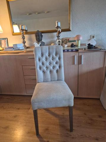 4 eetkamerstoelen te koop, de kleur is: taupe de rugleuninge